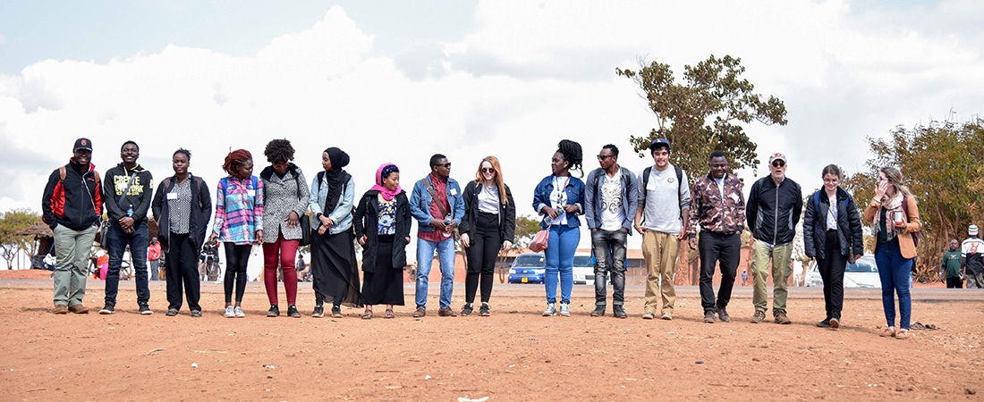 Les participant.e.s au séminaire international visitent le camp de réfugiés de Dzaleka pour mener des recherches sur l’autonomie économique des jeunes réfugiés. Malawi 2019 © EUMC/Mphatso Dumba.