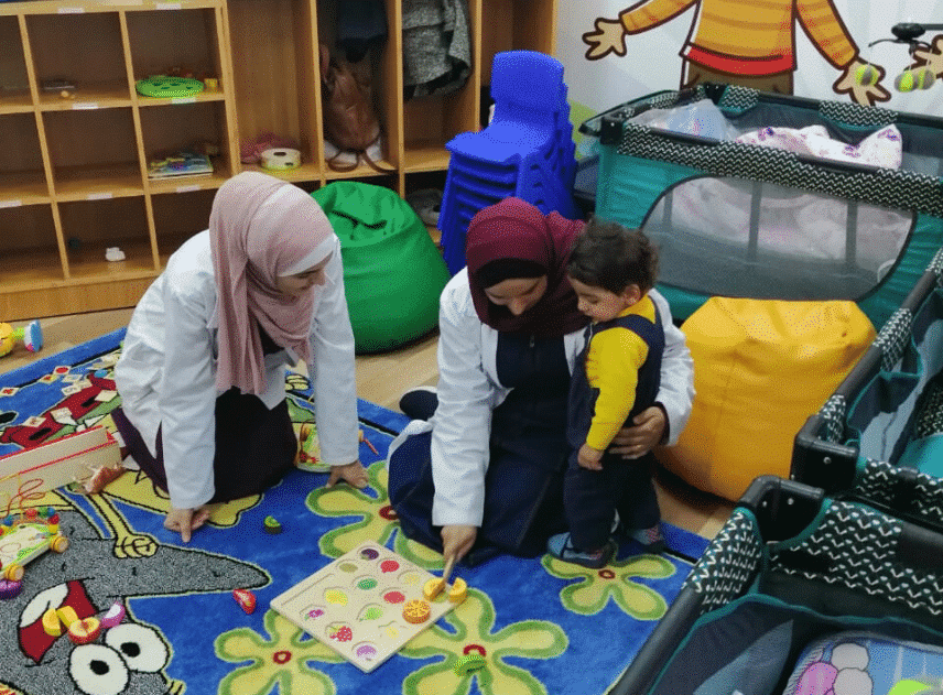 childcare is increasing access to education and economic opportunities in Jordan/Sondas Bashiri, vient voir son fils à la garderie entre ses cours