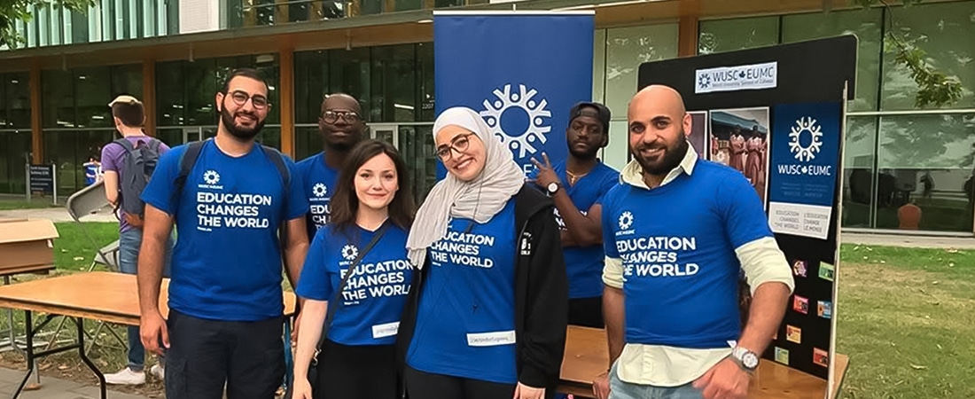 Les membres du comité local de l'EUMC sensibilisent le public au Programme d'étudiants réfugiés sur leur campus à l'UBC (Université de Colombie Britannique).