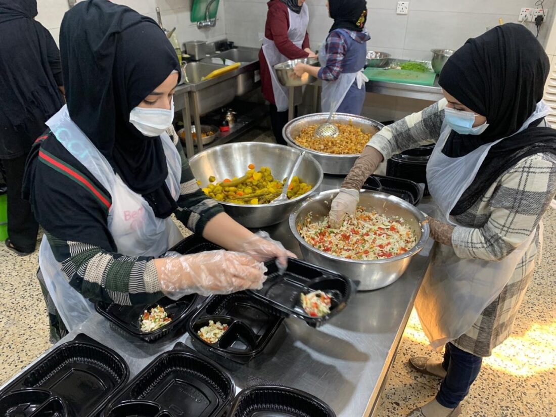 Stagiaires en préparation d’aliments pendant leur stage chez un employeur du secteur privé dans Al-Basra, en Iraq.