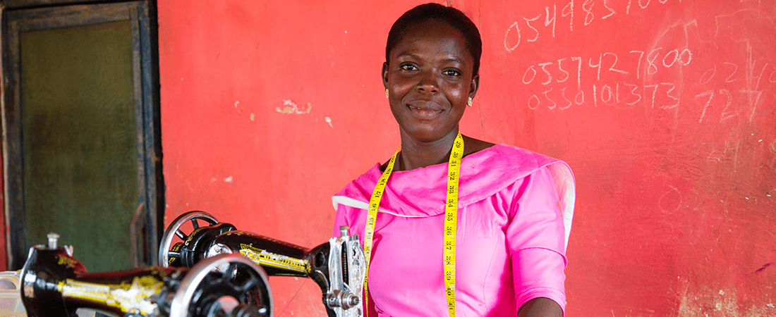 Hagar, une couturière au Ghana, a participé à un programme visant à améliorer les pratiques commerciales et à accroître l'égalité des genres.