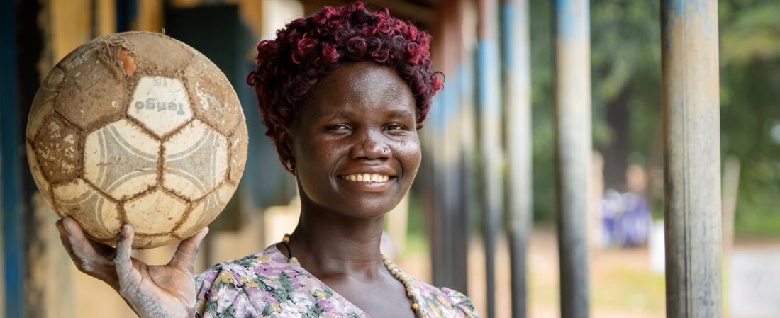 Josephine, enseignante, se tient à l’extérieur de l’école primaire Rodo d’Obongi, en Ouganda. Photo : Rich Townsend, AKFC