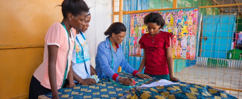 Grâce à une formation pratique en classe de six mois et au mentorat axé sur le marché, les jeunes femmes acquièrent les compétences pratiques dont elles ont besoin pour entrer sur le marché du travail par l’emploi ou l’entrepreneuriat.