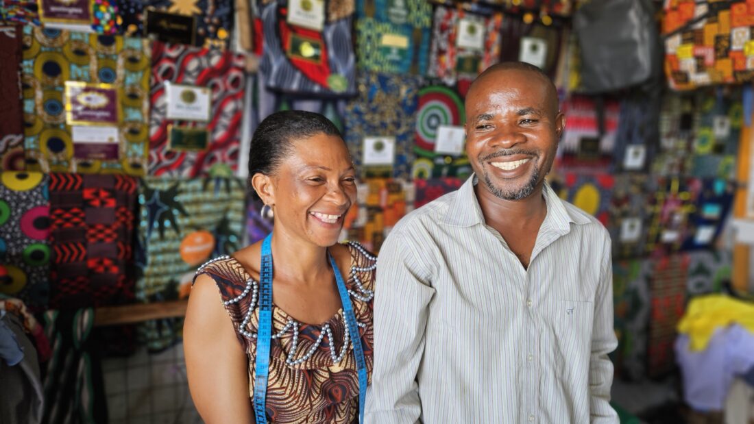 Adele et son mari Jean-Marie ont transformé leurs compétences en couture en une entreprise florissante, au profit de leur communauté du camp de réfugié·e·s de Kakuma au Kenya.