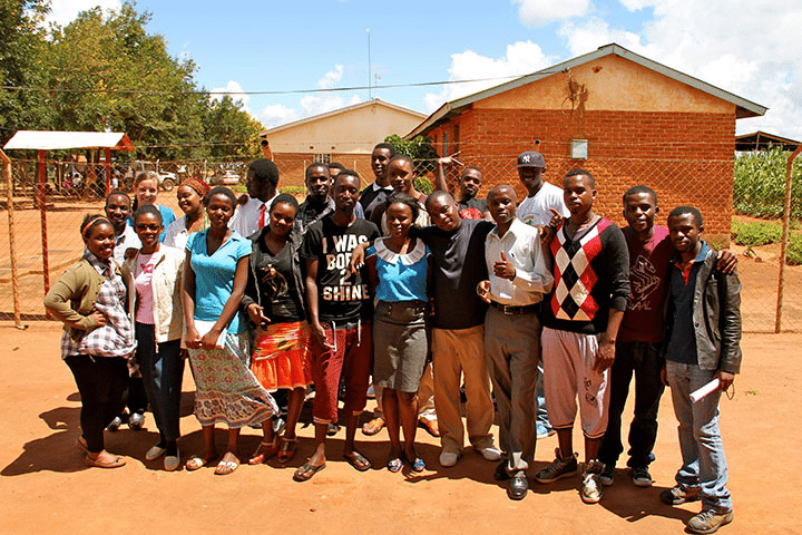 Amelie Fabian (dernière à gauche) en compagnie de la cohorte 2014 de l’EUMC au camp de réfugiés Dzaleka, à Dowa, au Malawi.