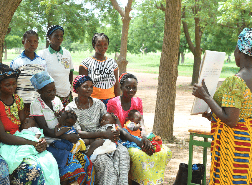 Young mothers participating in a community engagement activity to learn about maternal and child health, in January 2019, Burkina Faso (Photo Credit: WUSC) / Des jeunes mères participant à une activité d'engagement communautaire pour se renseigner sur la santé maternelle et infantile, en janvier 2019, Burkina Faso (Crédit photo: EUMC)