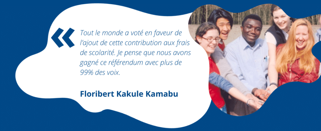 Floribert Kakule Kamabu dans une affiche de campagne avec d’autres étudiant-e-s tenant des pièces de monnaie qui montrent le coût d’une tasse de café.