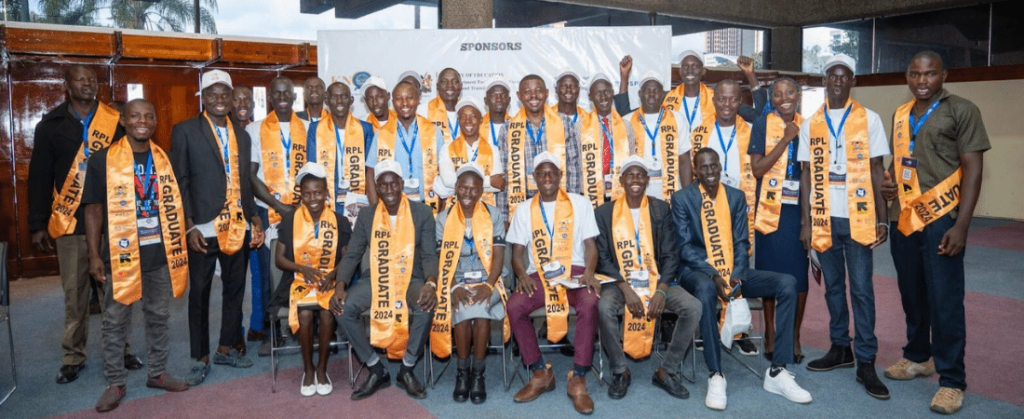 Les diplômé·e·s du camp de réfugié·e·s de Kakuma et Kalobeyei posent pour une photo de groupe lors du lancement de la politique nationale de RPL au KICC à Nairobi, au Kenya, en 2024. [Photo : Edwin Ndeke]